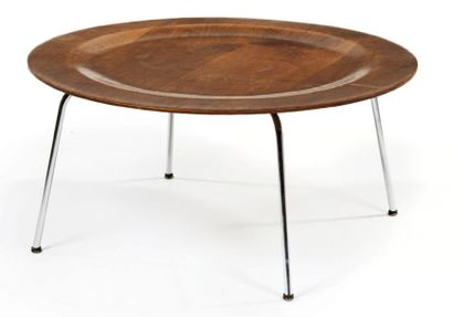 Charles Eames (1907-1978) 
TABLE BASSE "CTM"
Plateau circulaire en placage de noyer...