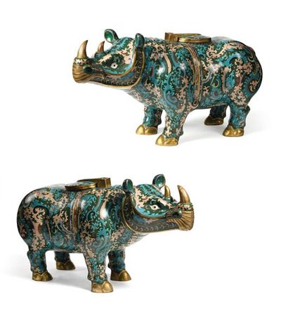 CHINE XXe siècle Paire de rhinocéros formant brûle-parfums en cuivre et émaux polychromes...