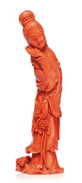 CHINE VERS 1940 
Corail sculpté représentant une déesse du printemps tenant une branche...