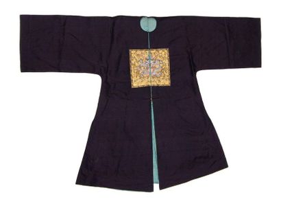 CHINE XXe siècle Robe d'été en soie bleu marine ornée de dragons à cinq griffes en...
