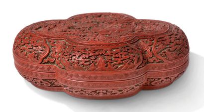 CHINE période Jiaqing (1796-1820) 
Boîte couverte polylobée en laque de cinabre,...