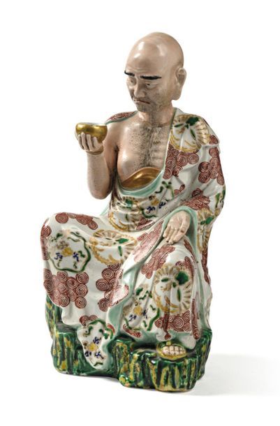 JAPON vers 1900 Statuette en porcelaine de Kutani et émaux polychromes représentant...