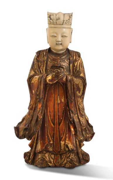 VIETNAM XIXe siècle Sujet en bois laqué or, représentant un dieu du Tao, les mains...