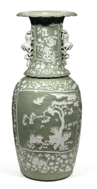 CHINE PÉRIODE GUANGXU, FIN XIXE SIÈCLE Grand vase balustre en porcelaine, à ouverture...