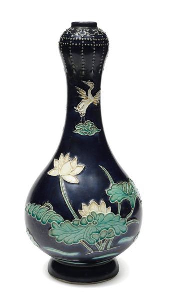 CHINE XVIIE - XVIIIE SIÈCLE Petit vase piriforme sur talon, l'ouverture en forme...