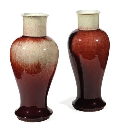 Chine XIXe siècle Paire de vases émaillés sang de boeuf sur fond céladon craquelé,...