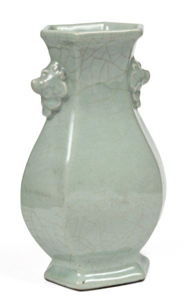 Chine XIXe siècle Vase balustre hexagonal en céramique et émail céladon craquelé,...