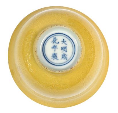 CHINE PÉRIODE KANGXI, XVIIIE SIÈCLE Petite coupe en porcelaine émaillée jaune, à...
