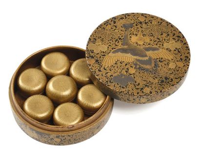 JAPON PÉRIODE MEIJI, XIXe SIÈCLE Boîte ronde en laque, à décor en hira maki-e or...