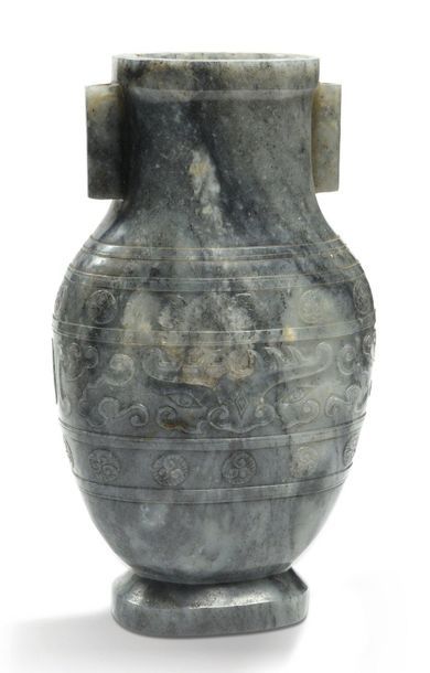 CHINE XVIIIe siècle Vase de forme Hu en jade gris veiné de blanc, brun et noir, à...