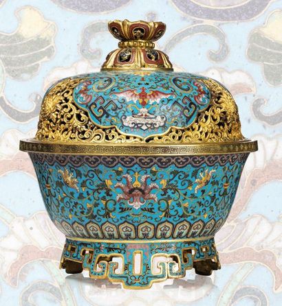 CHINE vers 1900 
Brûle-parfum en bronze et émaux cloisonnés de forme circulaire reposant...
