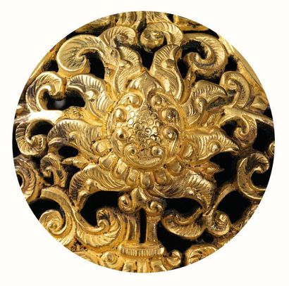 CHINE vers 1900 
Brûle-parfum en bronze et émaux cloisonnés de forme circulaire reposant...
