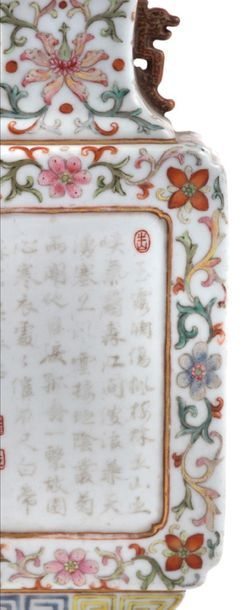 CHINE MARQUE ET ÉPOQUE QIANLONG (XVIIIE SIÈCLE) 
Vase d'applique balustre quadrangulaire...