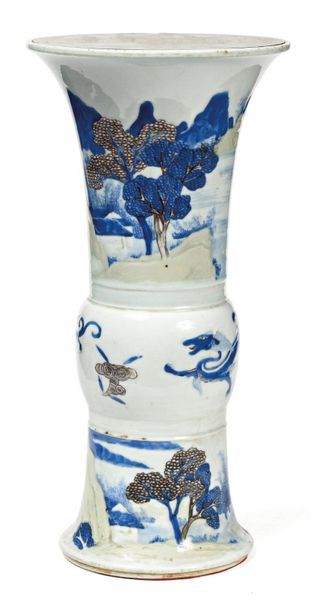 CHINE XVIIIe siècle 
Vase de forme "Gu" en porcelaine bleu et brun, à décor de paysage...