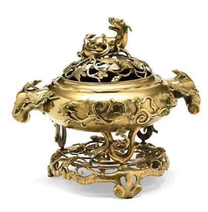 Vietnam vers 1900 
Grand brûle-parfum tripode en bronze de patine dorée, à décor...