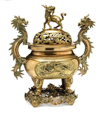 Indochine fin XIXe siècle Grand brûle-parfum tripode couvert, en bronze doré à décor...