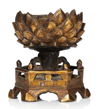 CHINE PÉRIODE MING (1368-1644), XVIIE SIÈCLE Socle de divinité bouddhique en bronze...