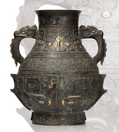 Chine XVIIe siècle Vase de forme Hu en bronze de patine brune partiellement contrastée....