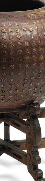 CHINE vers 1900 
Globular bowl made of chenxiang wood, the wall decorated in light...