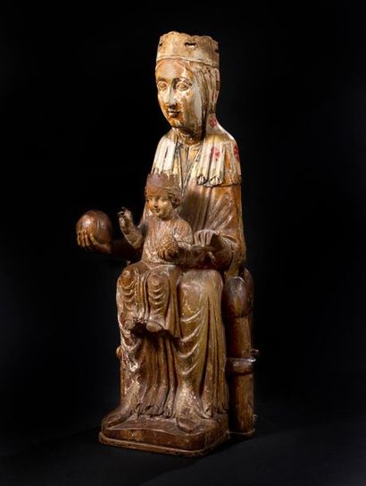 null VIERGE À L’ENFANT ASSISE
en bois sculpté et polychromé.
Dans le style des Vierges...