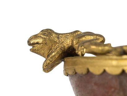 null RAVISSANTE COUPE
en agate à monture en bronze ciselé doré
formée de salamandres...