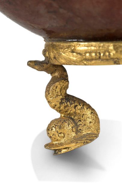 null RAVISSANTE COUPE
en agate à monture en bronze ciselé doré
formée de salamandres...