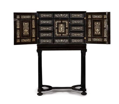 null CABINET
in ebony and ivory inlays
decorated with scrolls.
Opening by two doors
discovering...