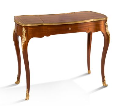 SIMON OEBEN (1722 - 1786) 
Table à écrire en placage de satiné ; le plateau
chantourné...