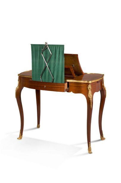 SIMON OEBEN (1722 - 1786) 
Table à écrire en placage de satiné ; le plateau
chantourné...