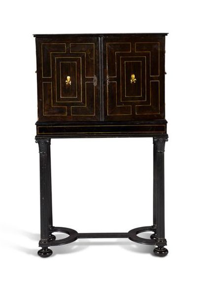null CABINET
in ebony and ivory inlays
decorated with scrolls.
Opening by two doors
discovering...
