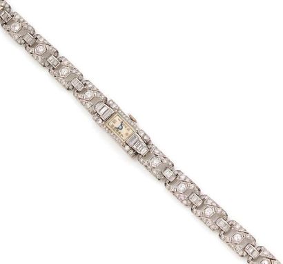 null MONTRE «JOAILLERIE»
Bracelet diamants ronds et baguettes, platine (850), or...