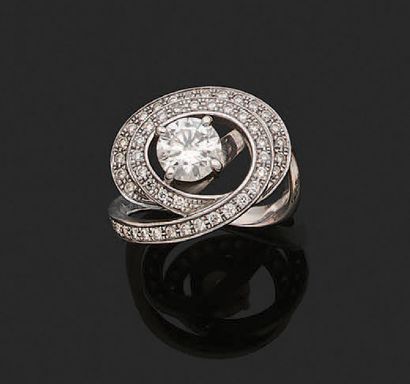 null BAGUE «DIAMANTS»
Diamant rond taille brillant, entourage brillants, or gris...