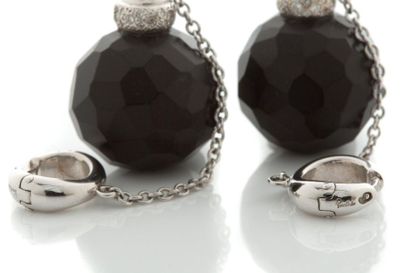 POMELLATO Paire de pendants d'oreilles résine (?) facettés, diamants, or 18K (750)
Signée
Pb.:...