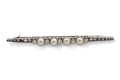 null BROCHE «PERLES FINES»
Ligne de perles fines, diamants taille ancienne, platine...