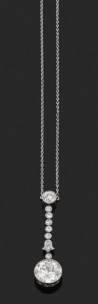 null COLLIER - PENDENTIF «DIAMANTS»
Chute de diamants ronds, taille ancienne
Poids...