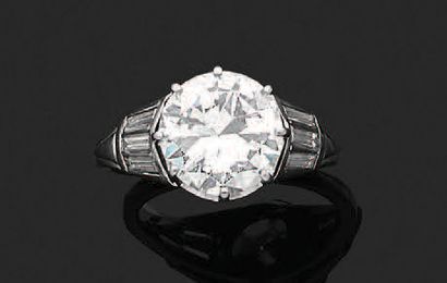 null DIAMOND RING
Round brilliant cut diamond, baguette diamonds, platinum (950)
Diamond...