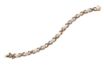 null BRACELET Perles fines, diamants ronds, or 18K (750) et platine (850)
Long.:...