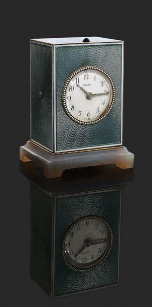 CARTIER Mignonette" desk clock.
Round dial with Arabic numerals, engine-turned enamel
blue-grey,...