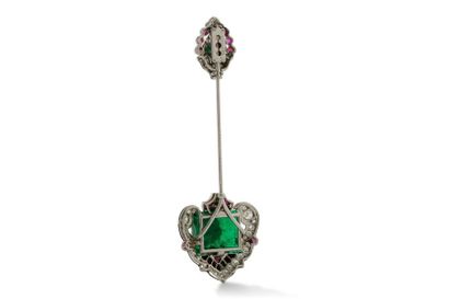Epingle à jabot 
雕刻绿宝石，圆钻，红宝石和玛瑙以及黑色珐琅，铂金（950）。约1925年，有签名和编号 - Poinçon de maître...