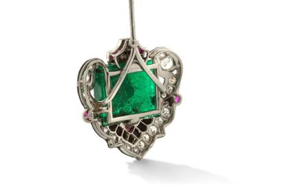 Epingle à jabot 
雕刻绿宝石，圆钻，红宝石和玛瑙以及黑色珐琅，铂金（950）。约1925年，有签名和编号 - Poinçon de maître...