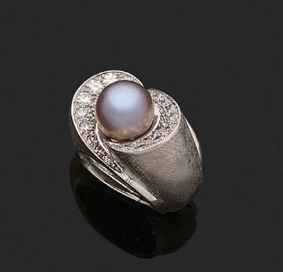 null Bague "perle fine"
Perle fine gris-violet, diamants ronds, platine (850)
Td.:48...