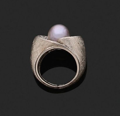 null Ring "fine pearl"
Fine pearl grey-purple, round diamonds, platinum (850)
Td.:48...