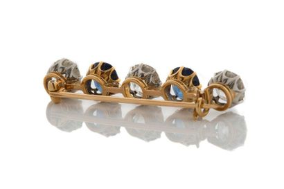 null BROCHE «LIGNE»
Diamants de taille ancienne et saphirs ovales, or 18K (750),...