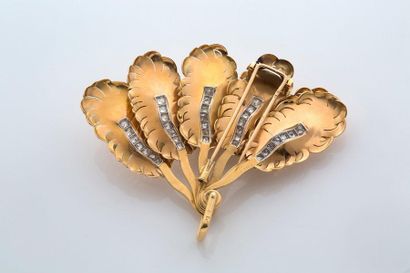 MELLERIO dits MELLER Pendant - Clip "fan"
Old cut diamonds, 18k gold (750) and platinum...