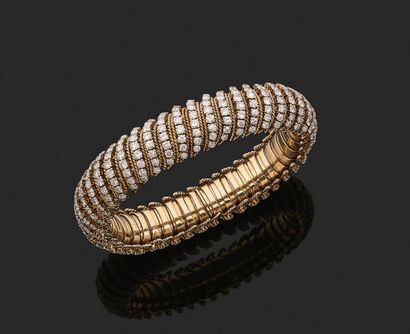 VAN CLEEF and ARPELS Bracelet «Pelouse»
Diamants et or jaune 18K (750)
Signé et numéroté
L.:...