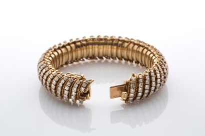 VAN CLEEF and ARPELS Bracelet «Pelouse»
Diamants et or jaune 18K (750)
Signé et numéroté
L.:...