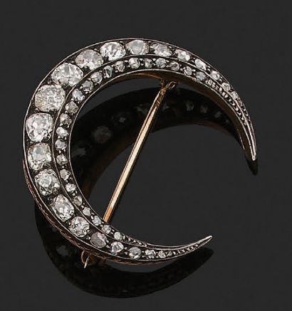 null BROCHE «CROISSANT DE LUNE»
Diamants de taille ancienne, or 18K (750), et platine...