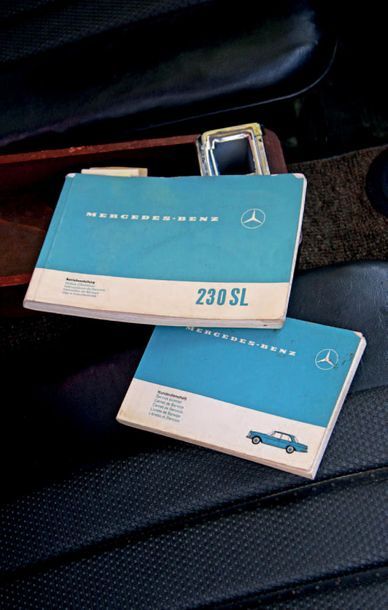 1966 Mercedes 230 SL PAGODE Dossier de factures et carnets d’origine
Vendue avec...