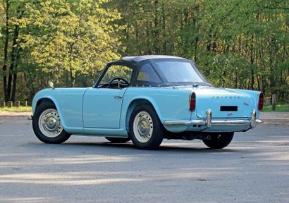 1964 Triumph TR4 Carrosserie et mécanique restaurées
Très belle présentation
Ligne...