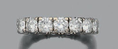 Alliance Diamants taille brillant, or gris 18K (750).
Poids des diamants: 3.2 carats...